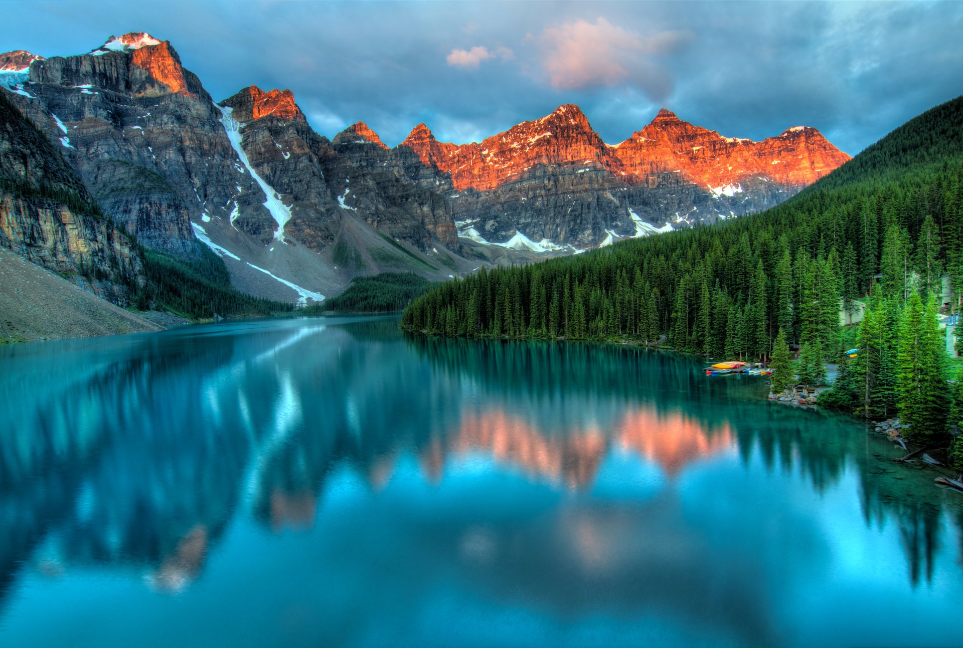 Sunrise over the real mountain peaks and turquoise water of Moraine Lake